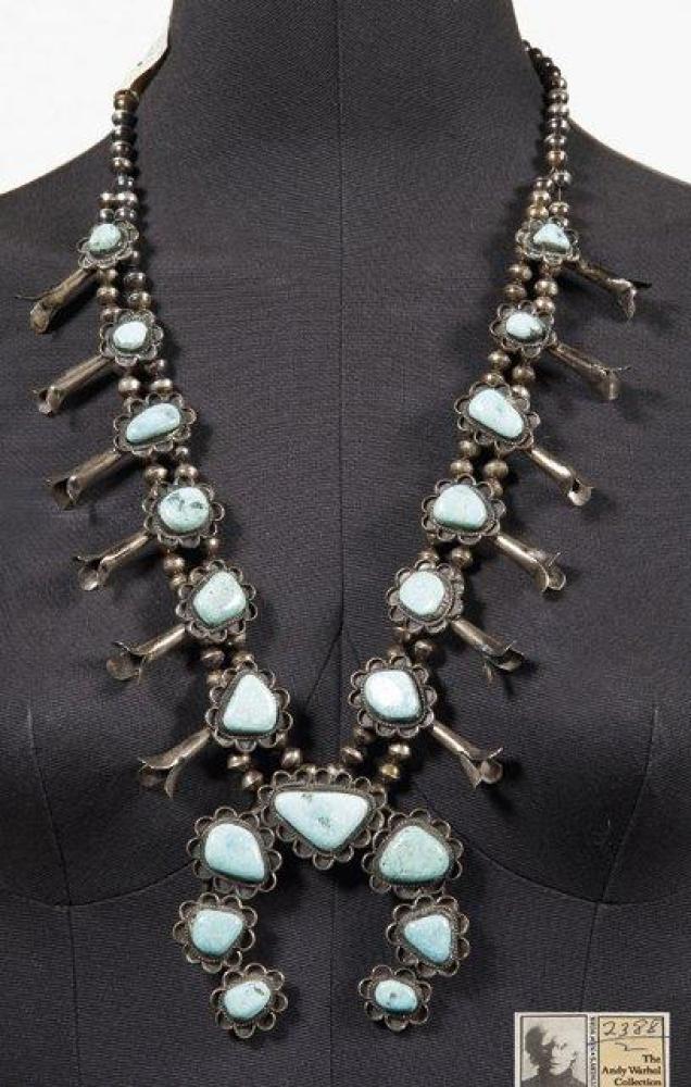 ANONYME

Collier "Squash Blossom" en argent et turquoises serties, la partie centrale présente un motif circulaire ouvert. Travail des Indiens d’Amérique, Navajo Provenance: Sotheby’s, The Andy Warhol Collection, American Indian Art Sale, 28 avril 1988, n°2388