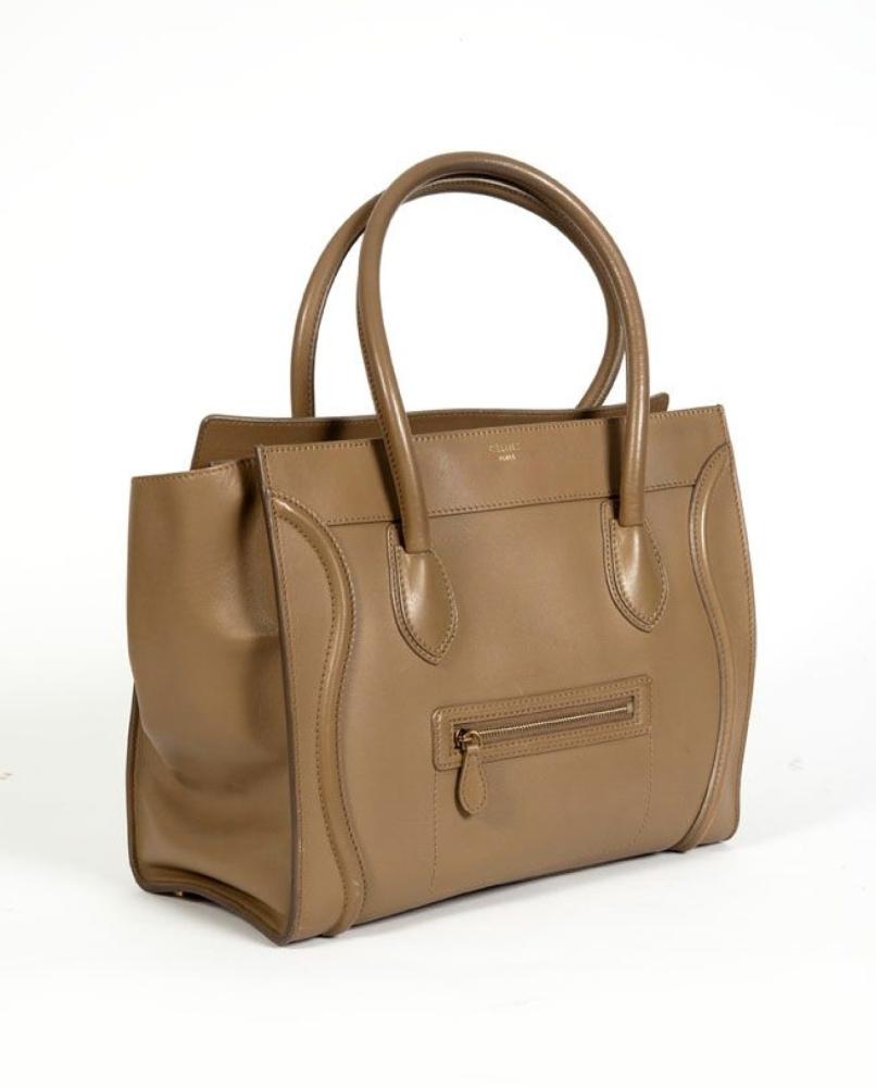 CELINE

Sac «Shoulder Luggage» 36cm en veau lisse beige, fermeture éclair, poche extérieure zippée. Bon état (salissures, taches)