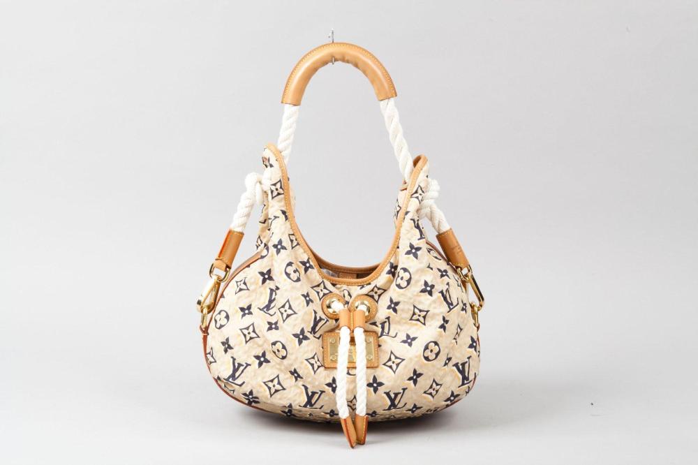 Louis VUITTON

Sac en toile froissée beige, monogram bicolore, fermeture languette, bord du sac et poignée en cuir naturel, demi-anse bandoulière en corde blanche tressé. Très bon état