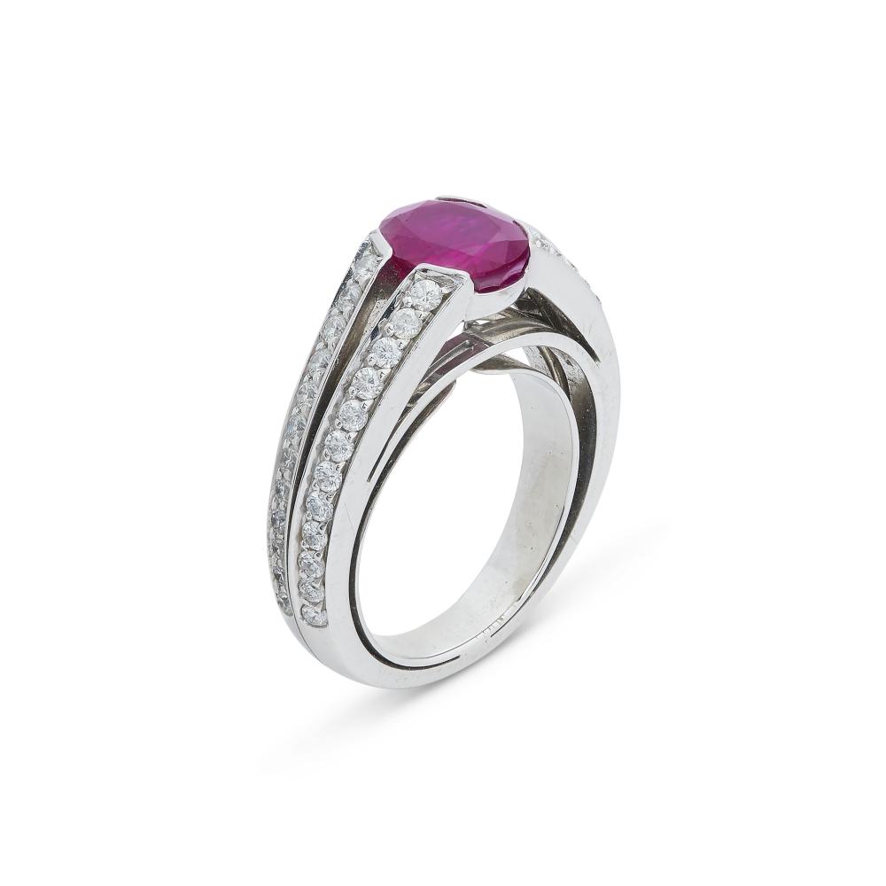 BOUCHERON BAGUE RUBIS ET DIAMANTS

Oval-shaped ruby, baguette-cut diamonds, French assay marks for 18K white gold (750‰), unsigned, French maker’s mark (Boucheron) 
SSEF, 2025, report n°139036: Burma (Myanmar), no indication of heating 
Ruby: for an approximate weight of 1.50 - 1.60 carats 
Diamonds: with an approximate total weight of 0.40 - 0.50 carat 
Size/Dimensions: EU ring size 50½ / US ring size 5¼ (with a U-shaped ring sizer) 
Gross weight: 8.03 grams