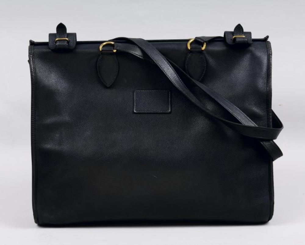 HERMÈS Paris made in France

*Sac «Kaba» en cuir grené marine, attaches plaqué or, fermeture languette, double poignée.