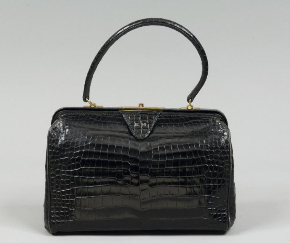 HERMES Paris

*Sac de forme square mouth en crocodile noir, attaches et fermoir plaqué or, poignée chiffrée sur languette EH. (manque clef )
