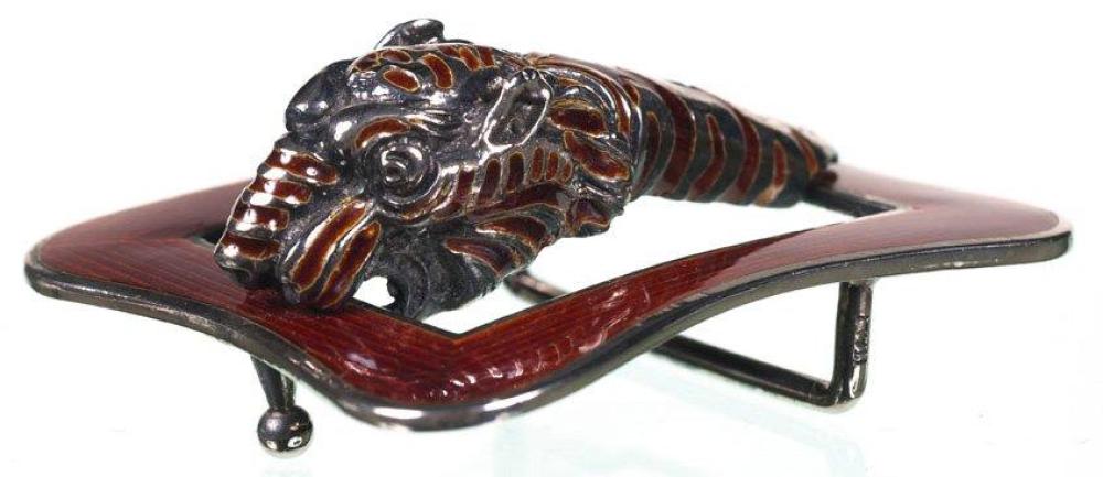 GUCCI

Boucle de ceinture en argent et émail figurant un tigre. Bon état. Poids brut: 52,4 gr environ