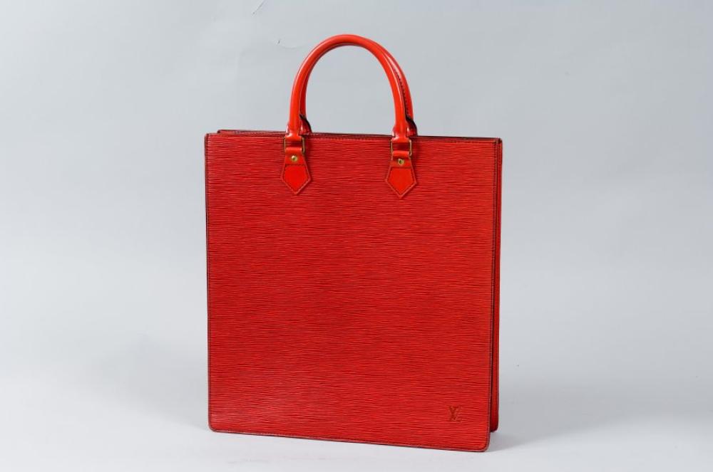 Louis VUITTON

Sac "Plat" en cuir épi rouge, double poignée, intérieur en l’état, pochette non d’origine