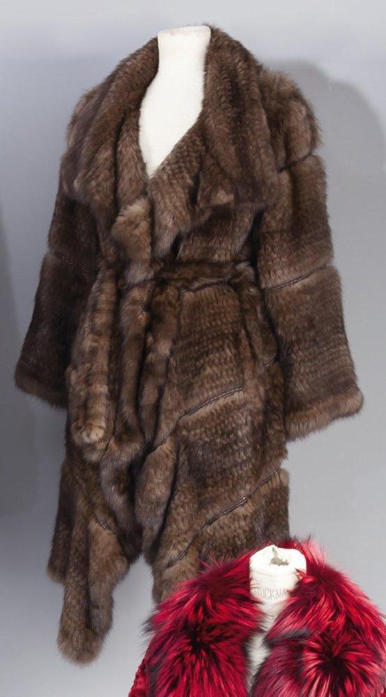 SONIA RYKIEL

Manteau en Zibeline brune de Russie tricotée, montée sur intercalaires de cuir tressé, col parementure volanté, ceinture