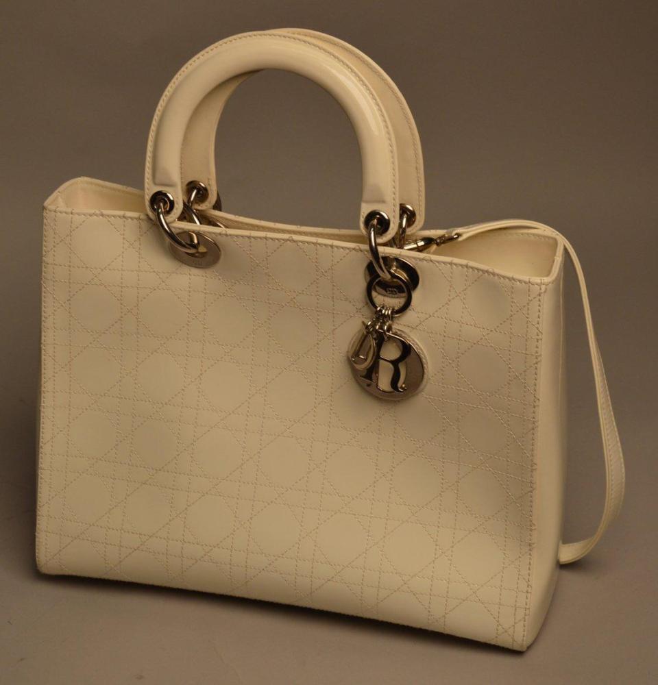 Christian DIOR

Sac "Lady Dior" Grand Modèle, Edition limitée en cuir écru vernis, bandoulière amovible Dans son dustbag 25x32x8 EN BON ETAT