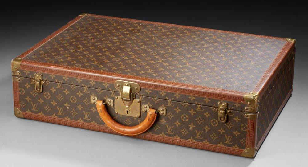 LOUIS VUITTON Av Marceau

Valise rigide en toile monogram, un caisson à deux sangles, portant le numéro 946830; bordures lozinées siglées LV, coins et garnitures en laiton. Poignée arrondie en cuir naturel. Clés numérotées 1029617. Dim.: 47 x 70 x 17 cm
