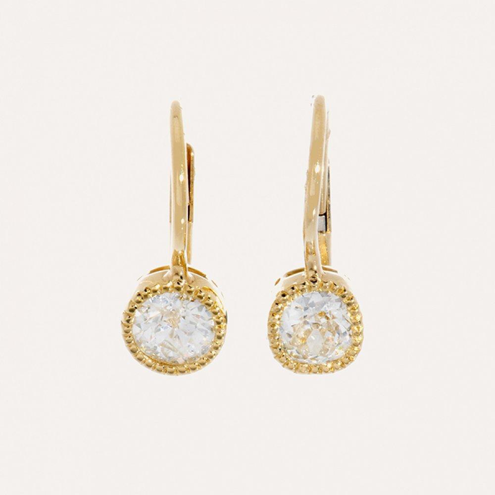 Description

Pair of earrings made in 18k yellow gold. Pendant design with two diamonds, old cut, color I-J, purity VS, with a total weight of ca. 1.25 ct. set in a scalloped bezel. Catalan spade clasp.
Weight: 3 g
Measurements: 17.4 x 6.2 mm (front)
