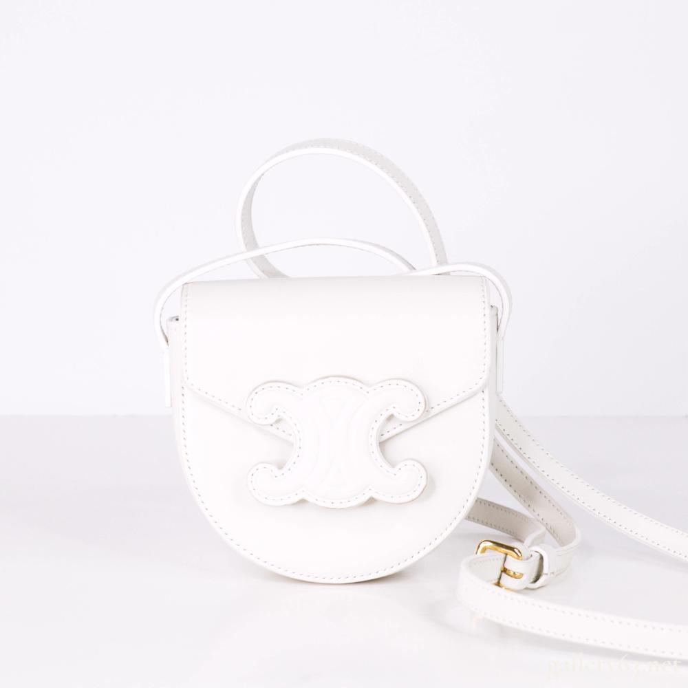 Description
This refined shoulder bag from CELINE features the signature Triomphe clasp in a compact silhouette, crafted from smooth white leather. Elegant and understated. Ideal for day-to-night transitions. In excellent condition. 


Dimensions:
Height: 14.5 cm (5.7 inches)
Width: 18 cm (7.1 inches)
Depth: 5.5 cm (2.2 inches)
Strap Drop: Adjustable (approx. 50â55 cm / 19.7â21.7 inches)
Serial Number: U-SD-0292
