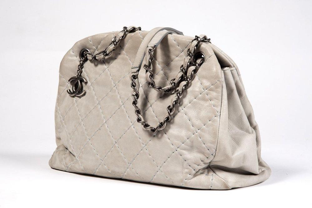 CHANEL

Sac 33 cm en cuir agneau matelassé irisé acier, fermeture pression aimantée, double demi-anse bandoulières avec chaînes en acier vieilli dont une retenant le sigle de la Maison, pattes d’épaule. Bon état (salissures, légères usures)
