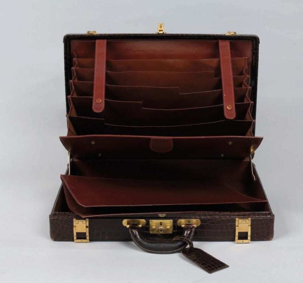 HERMES Paris

*Attaché case en crocodile marron, intérieur en cuir gréné fauve à six compartiments contenant un sous-main indépendant à l’identique, poignée, fermeture en laiton doré, porte-adresse en crocodile.
