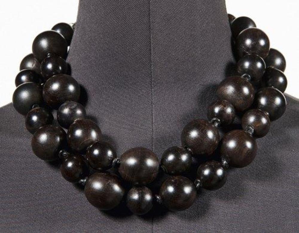 YVES SAINT LAURENT

Collier deux rangs de perles en ébène enfilées sur des liens de cuir