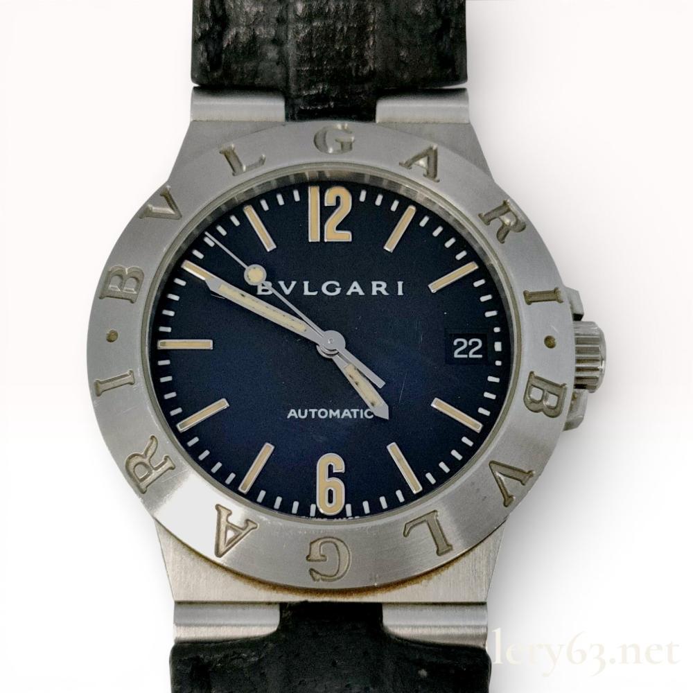 Description
Bvlgari Diagono automatic wristwatch, reference LCV 35 S. The watch features a brushed stainless steel case, a black dial with luminous indices, and a date aperture at the 3 o’clock position. The case back is engraved with reference LCV 35 S, serial number L11520, and Fabrique en Suisse. Box and papers are not included.
35mm.