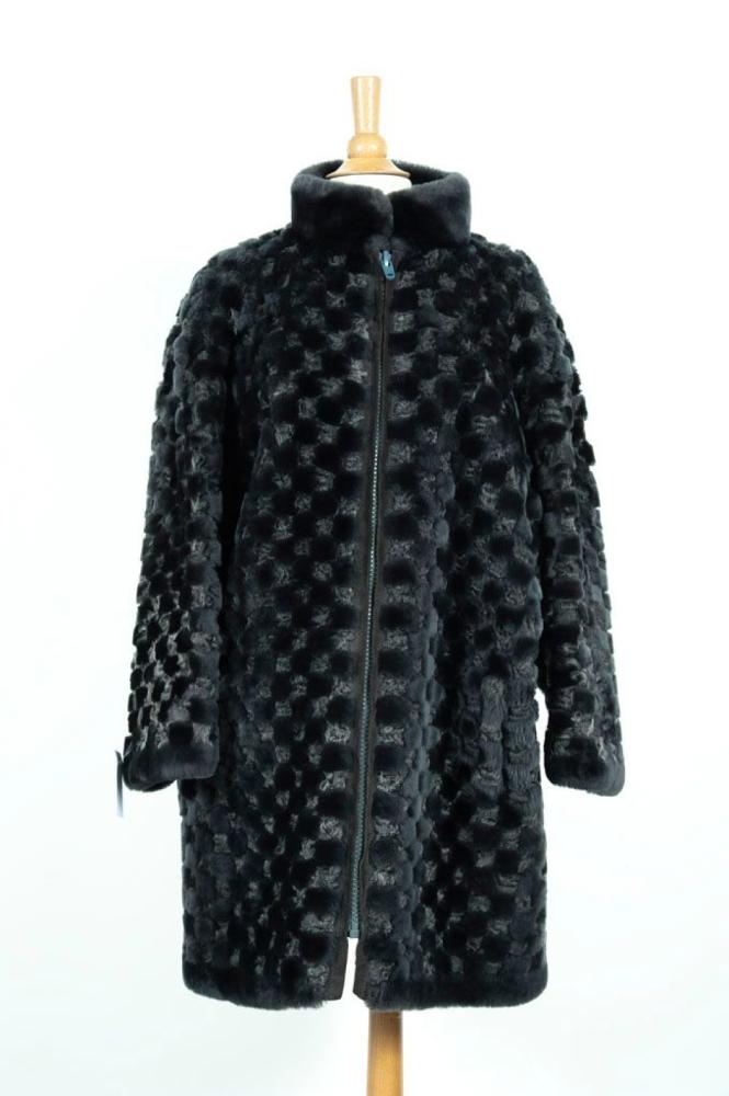 Christian DIOR

Boutique Fourrures 9/10ème zippé en Mouton et Astrakan lustré gris, effet pointes diamant, petit col, poches verticales