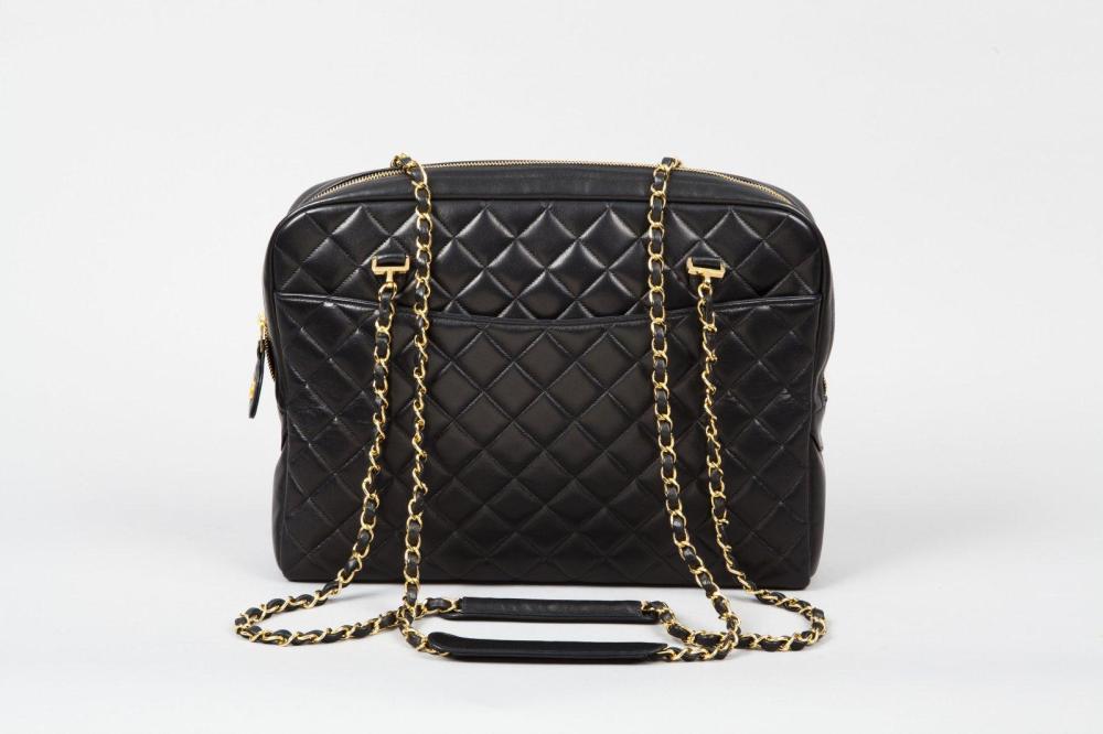 CHANEL

Sac 35 cm en cuir matelassé, doublé de cuir bordeaux, poche extérieure double anse chaîne entrelacée de cuir agrémenté chacune d’une patte pour tenir à l’épaule. Très bon état
