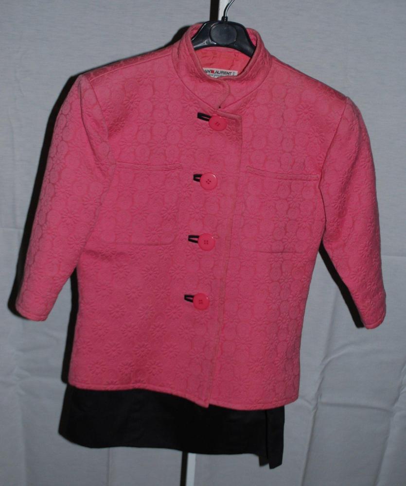 SAINT LAURENT rive gauche

Veste en coton façonnée rose, encolure montante, deux poches poitrines, manches 3/4, simple boutonnage, juoe droite noir