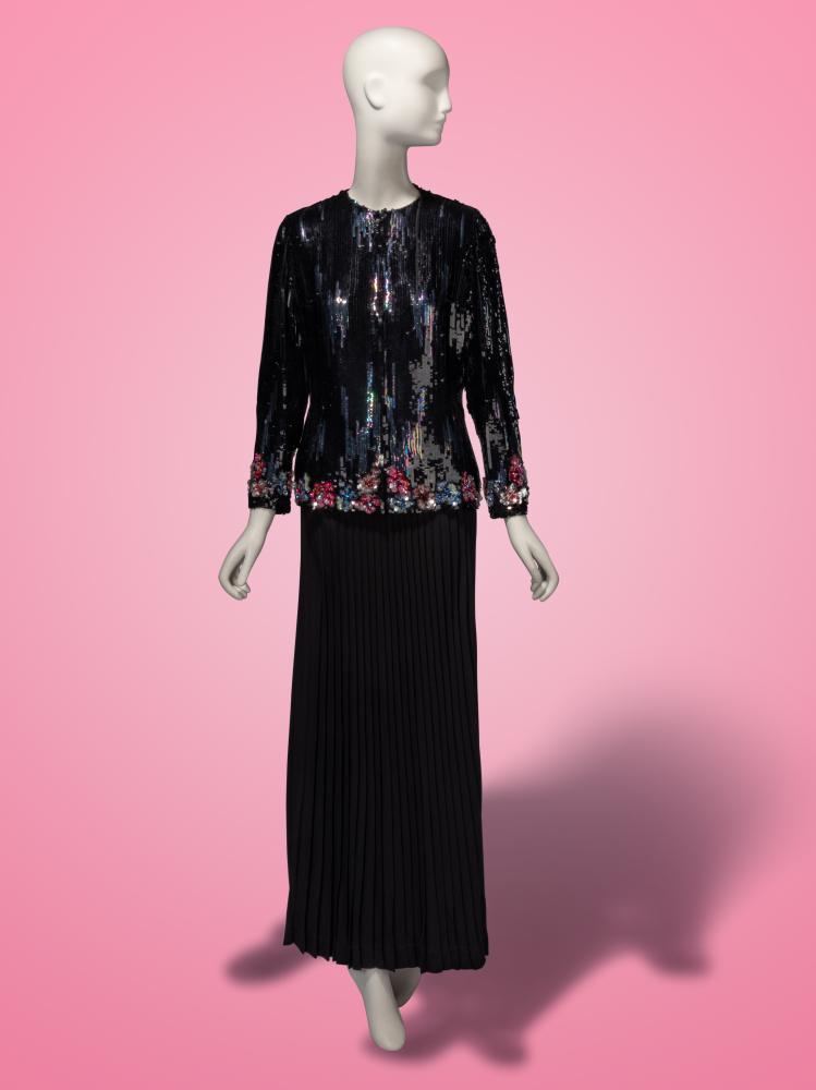 Guy Laroche Haute Couture, Evening Jacket & Skirt Ensemble

Guy Laroche Haute Couture, Evening Jacket & Skirt Ensemble



Evening skirt ensemble, composed of:

Fully sequined evening jacket in black & iridescent black sequins, with blue and pink floral sequin & bead embellishments at hem and sleeve hems. Round collarless neckline. Padding at shoulders. Full-length set-in sleeves. Six hook-and-eye closures at front. Fully lined.

Midi-length skirt in black satin-backed crêpe with pleating throughout. Hook-and-eye and zipper closures at back waist. Unlined.

Label: Guy Laroche
Date: 1970’s-1980’s
Country of Origin: France

Approximate Measurements:
JACKET
Shoulders: 14“
Sleeve (center back neck to hem): 28“
Chest: 39“
Waist: 34“
Hips: 38“
Length (high shoulder point to hem): 24.5“

SKIRT
Waist: 25"
Hips: 40"
Length (waistband to hem): 41"


From the Haute Couture Collection of Ninotchka Manus

This lot is located in Chicago.