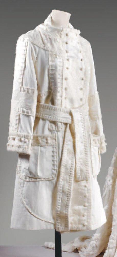 Yves SAINT LAURENT par Tom FORD

Manteau d’inspiration scandinave brodé en moleskine de coton satiné blanc et lainage découpé au sabre de feuillage, col droit légèrement drapé, deux poches plaquées à soufflets, manches longues raglan, ceinture Griffe blanche, graphisme noir.