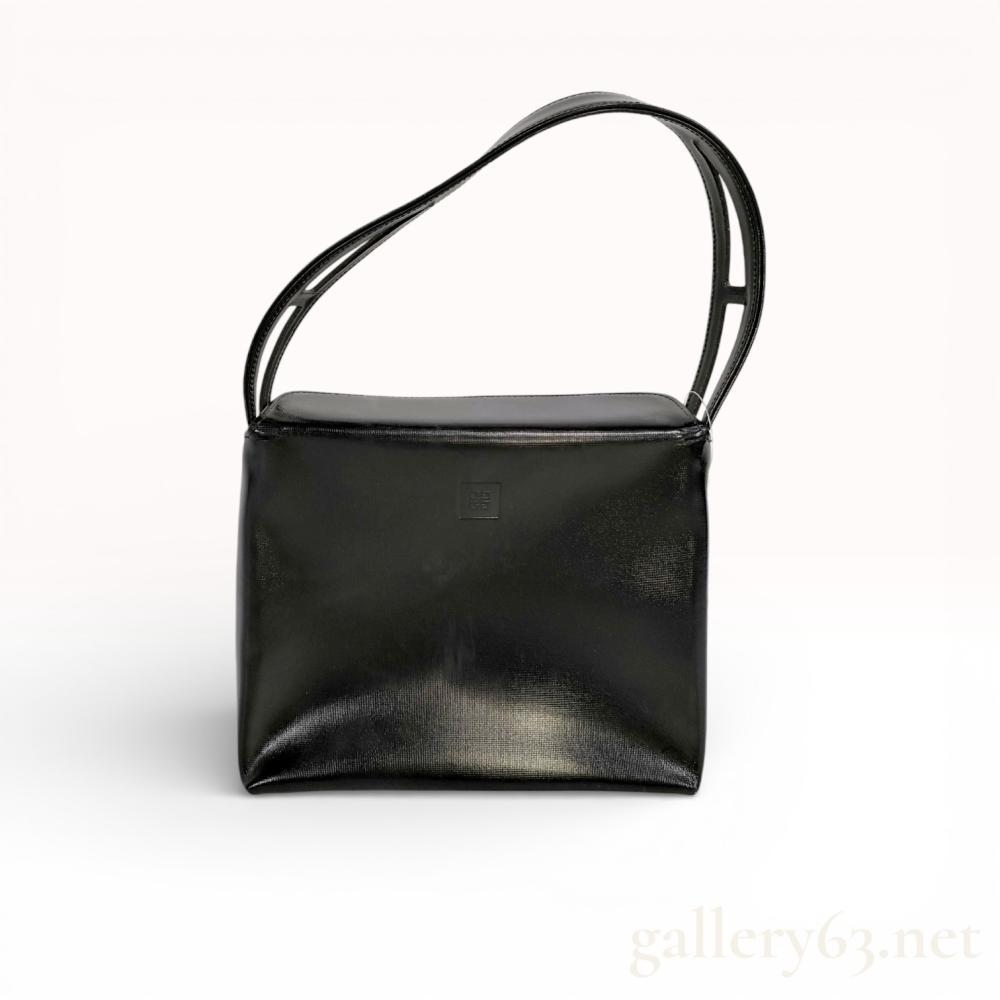 Description
Givenchy structured shoulder bag, late 20th century. The exterior is crafted from a black material with a fine cross-hatched texture and features a tonal square rubberized patch with the embossed 4G logo. This bag is designed with a split-style shoulder strap, a flat rear slip pocket, and four gunmetal-tone protective feet at the base.
Width: 8.5 inches
Height: 7.25 inches
Depth: 3.5 inches.