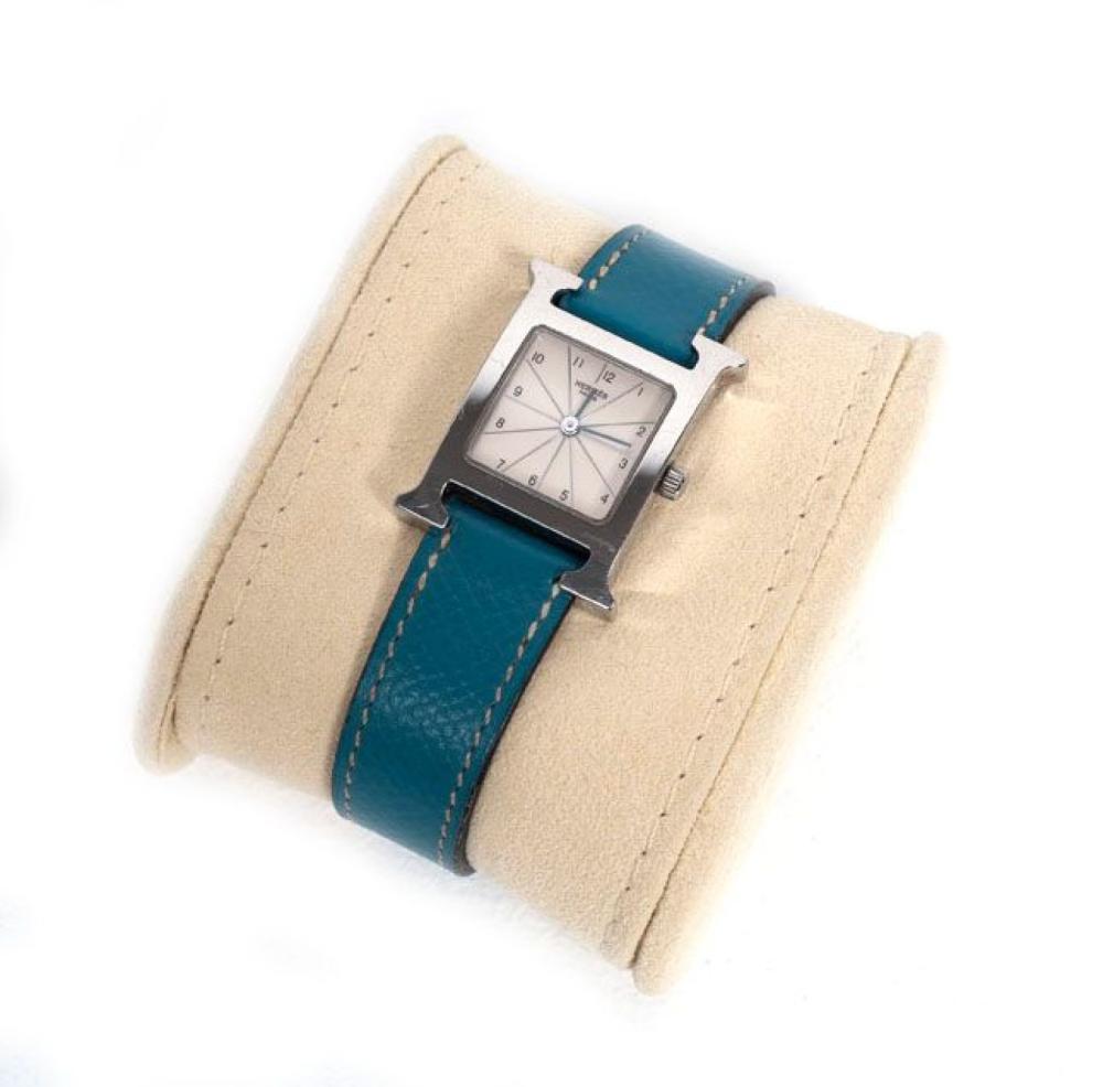 HERMES Paris

Swiss made n°HH1.210/1561880 Montre "Heure H" 20mm en acier, cadran blanc à décor de vagues, chiffres arabes, mouvement quartz, bracelet en cuir grené bleu jean à surpiques blanches. Longueur: 18cm