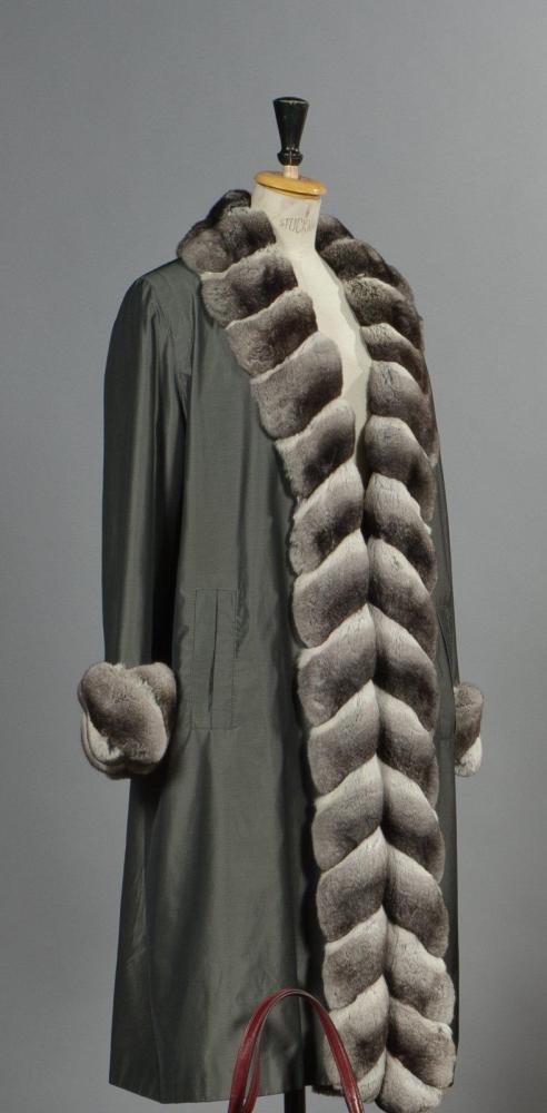 G. FISCHELIS

Pelisse en 100ù soie anthracite, doublée de patchwork de Vison dark éjaré, col double parementures et poignets en Chinchilla naturel black velvet, travail arêtes sur flancs.