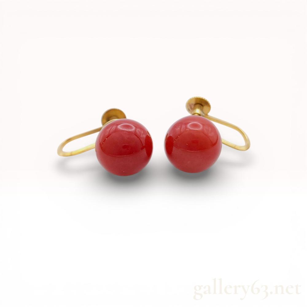 Description
A matched pair of vintage screw-back earrings featuring 18K yellow gold and antique red coral. Each earring contains a 10mm spherical, opaque red coral bead with a high polish and deep red color. The gold screw-back mechanisms are marked 18K on the posts.
Dimensions: 10mm bead diameter; 18mm total length.