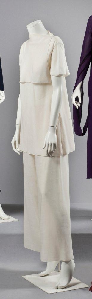 Adeline ANDRE

Ensemble pantalon en laine et soie écru, composé d’une tunique à encolure bateau sur un effet de brassière, petites manches et un pantalon droit. Griffe blanche, graphisme noir.