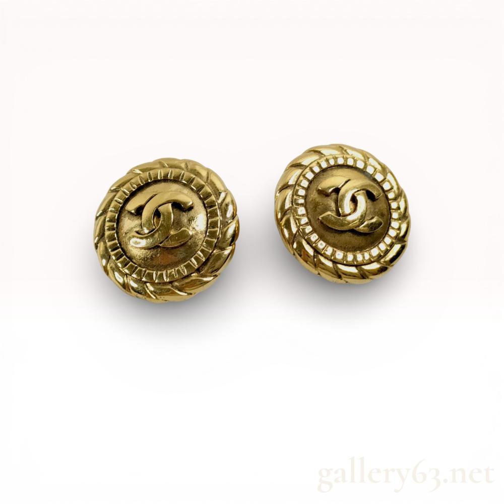 Description
A matched pair of Chanel gold-tone CC medallion button earrings, late 20th century. Circular tiered design featuring a central raised interlocking CC logo on a textured ground, bordered by a notched ring and a rope-twist outer edge. Each earring is fitted with a hinged clip-on backing and an oval authentication plaque on the reverse marked © CHANEL ®, CC logo, and MADE IN FRANCE.
Diameter: Approximately 1.18 inches (30 mm).