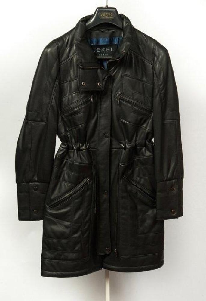 JEKEL

Parka zippée en cuir Agneau noir, petit col, simple boutonnage à six pressions, quatre poches zippées, taille coulissée par un lien, surpiqures à effet géométrique.