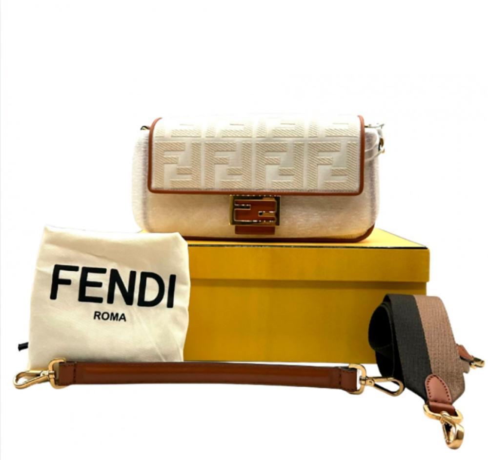 Description

FENDI.
Baguette bag.
Complete set (with original box, protective case and interchangeable straps).
Crafted in beige canvas with embossed FF logo, this Fendi Baguette bag features caramel leather accents, gold-tone hardware and the iconic Fendi logo front metal clasp. The light fabric interior features a zippered pocket for added functionality.
Measurements: 28 x 15 cm.

Created by Fendi in the 1990s, the Baguette became an icon of contemporary design and today remains one of the most desirable bags on the luxury second-hand market.

The iconic Fendi Baguette bag is a must-have for lovers of Italian luxury. This pre-owned Fendi bag, brand new and presented in its complete set, stands out for its timeless elegance and the unmistakable style of the house of Fendi.