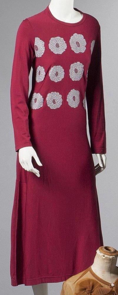 COMME DES GARCONS

Robe longue en jersey polyester bordeaux de forme tee-shirt ornée sur le buste de motifs floraux de couleur grise peints à la main, ras du cou, manches longues, bas de la jupe à effet de découpes