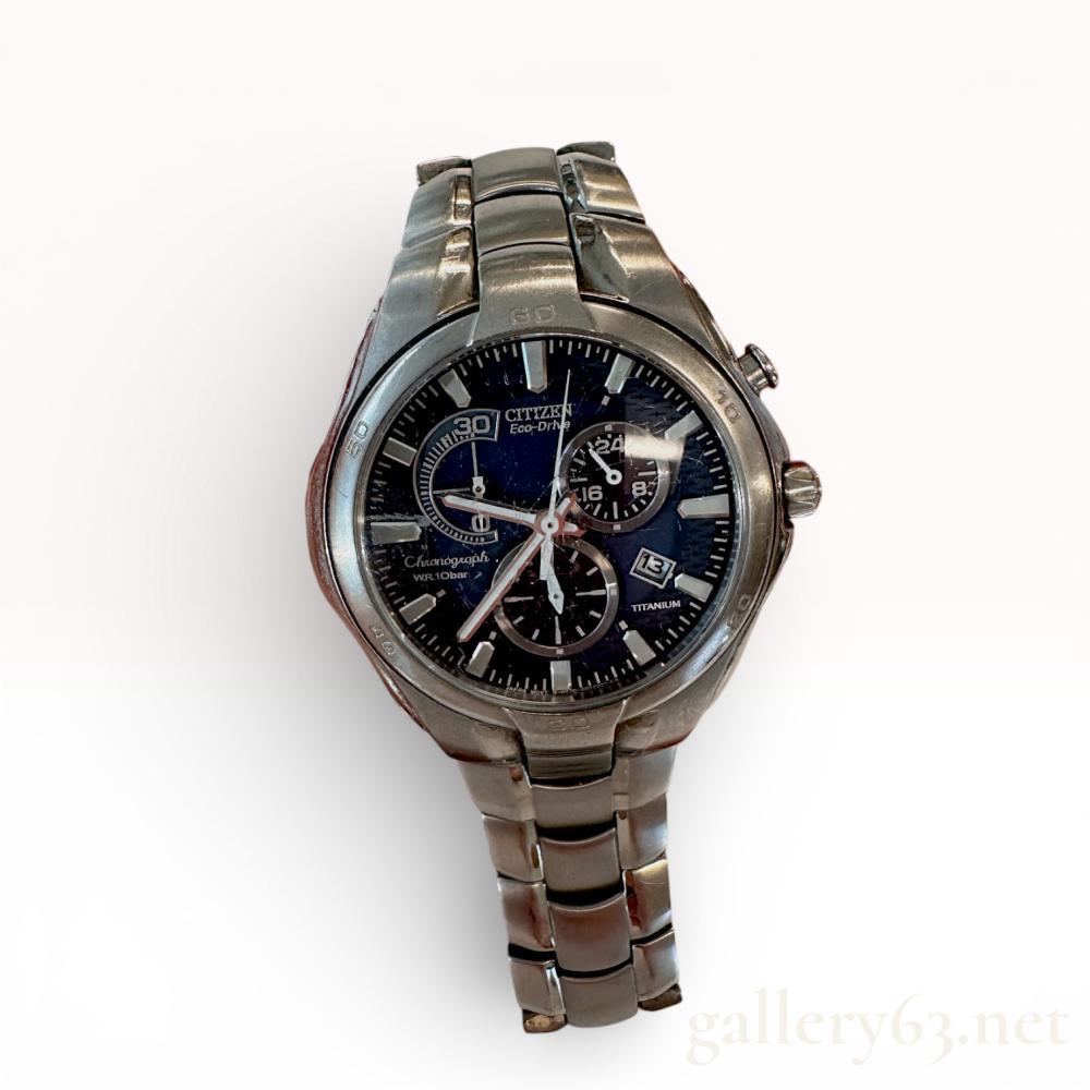 Description
Citizen Eco-Drive titanium chronograph wristwatch, caliber H570. The timepiece features a textured blue dial with three sub-dials, luminous hands, and a date window at the 4 o’clock position. It is fitted with an integrated titanium link bracelet and a fold-over deployment clasp. Dial markings include Citizen, Eco-Drive, Chronograph, WR 10bar, and Titanium.
Bracelet size: 7 inches (17.8 cm).