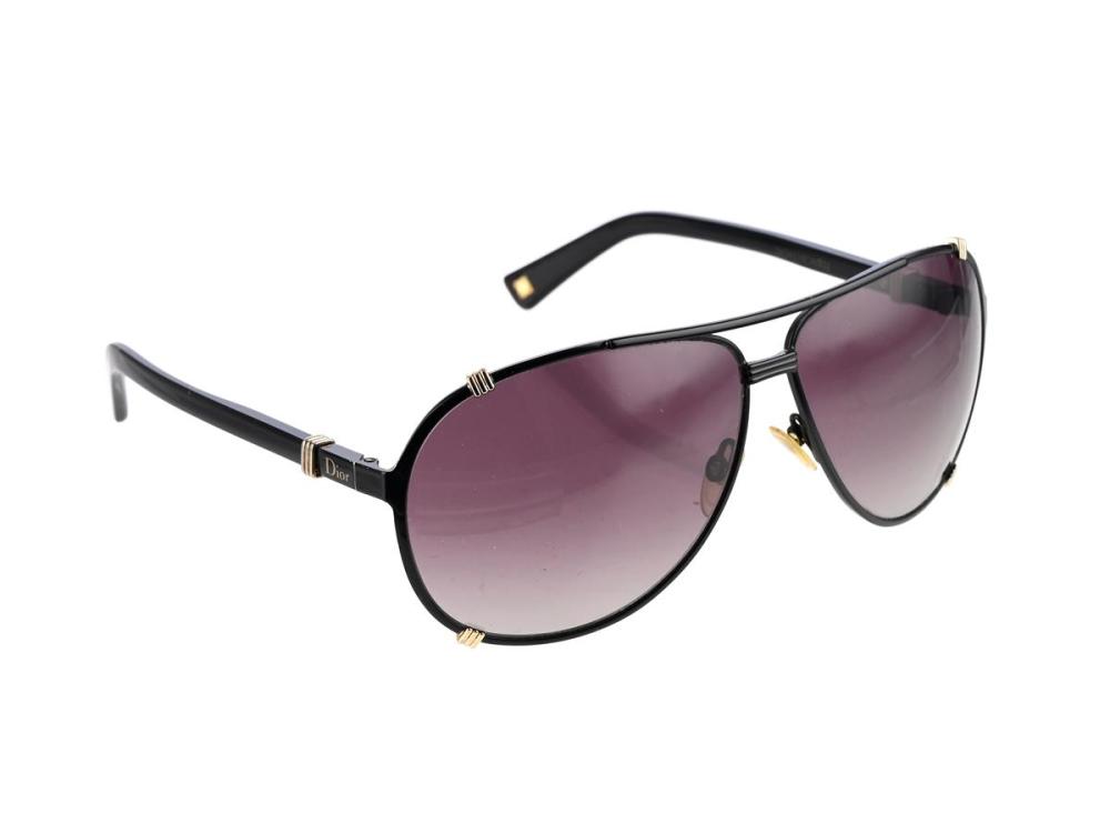Accessories

Sunglasses

SUNGLASSES, CHRISTIAN DIOR, MKJO2BYUZH, black frames, purple glass, cleaning cloth, box.