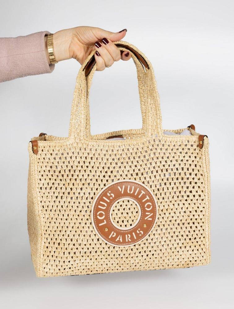 Description

LOUIS VUITTON
On the Go MM tote bag.
In natural raffia with brown leather details on the handles and in the central area of the body. With gold-colored metal rivets. It has two short top handles.
Measurements: 37 x 28 x 16 cm.

Introduced in the late 2010s, the On The Go revisits and reinterprets the iconic motifs of the house. Its structured design, with clean lines and large capacity, makes it a versatile piece, designed for both everyday and professional use.
The Louis Vuitton On The Go MM bag is part of the brand’s leather goods tradition, heir to a savoir-faire that dates back to its founding in 1854 and its historical specialization in luxury luggage.