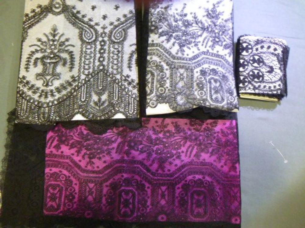 4 Larges Volants en Chantilly noir, fuseaux...

4 Larges Volants en Chantilly noir, fuseaux et mécaniques, métrages compris entre 2,50. et plus de 5 m. On joint:un beau volant en dentelle du Puy en soie et de fines barbes de coiffure en Chantilly