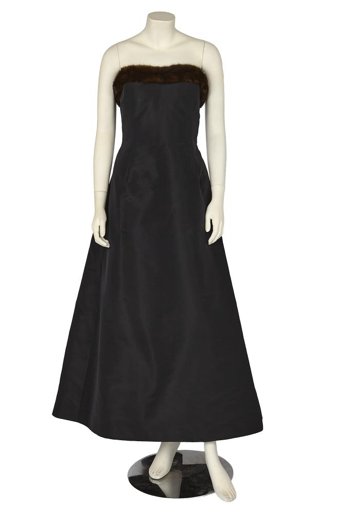An Oscar de la Renta mink-trimmed black faille dress, 1990s

An Oscar de la Renta mink-trimmed black faille dress, 1990s

labelled, the columnar gown with boned bodice edged in brown mink, entirely lined in black silk taffeta, bust approx 97cm 38in, waist 76cm 30in

Share this lot: