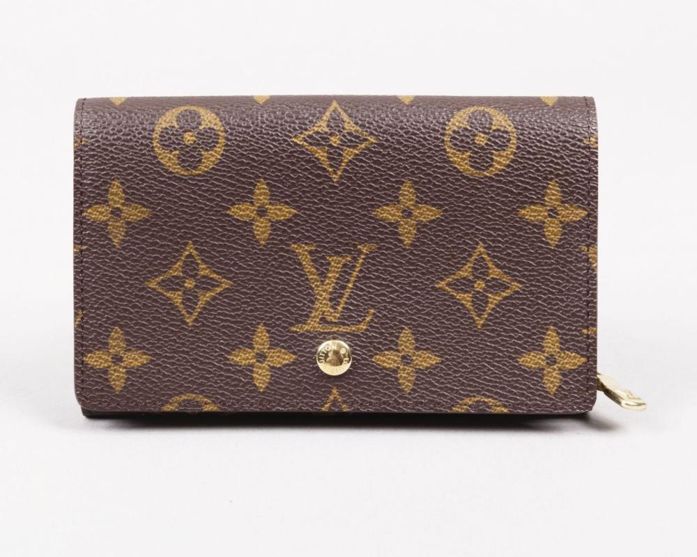 Louis VUITTON

Porte cartes, porte-monnaie zippé en toile monogram, fermeture pression sur rabat. Bon état.