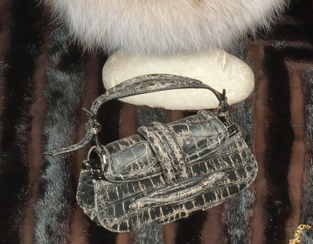 Christian DIOR haute couture par john Galliano

petit sac en cuir imprimé façon crocodile marron beige fermeture par une petite patte à bourrelet sur rabat, attaches en métal chromé, poignée