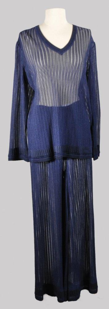 Un ensemble-pantalon en maille ajouré bleu....

Un ensemble-pantalon en maille ajouré bleu. ALAIA