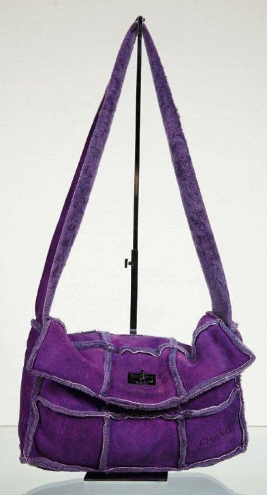 CHANEL

Sac 30 cm en peau lainée violette vieillie à effet de carreaux, fermoir en palladium, anse bandoulière. Très bon état