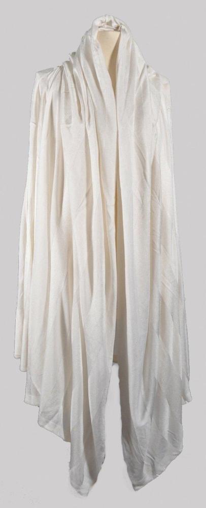 Une veste blanche à capuche en maille rayé...

Une veste blanche à capuche en maille rayé blanc, 2 poches plaquées. Circa 1982 . ALAIA