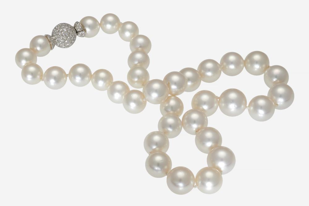AIKAWA

Collier

Formé d’un rang de perles de culture blanches disposées en légère chute, le fermoir boule en or gris 18k pavé de diamants taillés en brillant

Signé

Long. : env. 47 cm, Poids brut : 88.36 g

A cultured pearl, diamond and 18k white gold necklace, by Aikawa

RAPPORT DE CONDITION :

Bon état, patine d’usage

Petites usures en surface des perles

Signé Aikawa

Diam. des perles : env. 11.15 à 13.50 mm

CONDITION REPORT :

Good condition, usual wear

Minor surface wear on the pearls

Signed Aikawa

Diam. of the pearls : approx. 11.15 to 13.50 mm