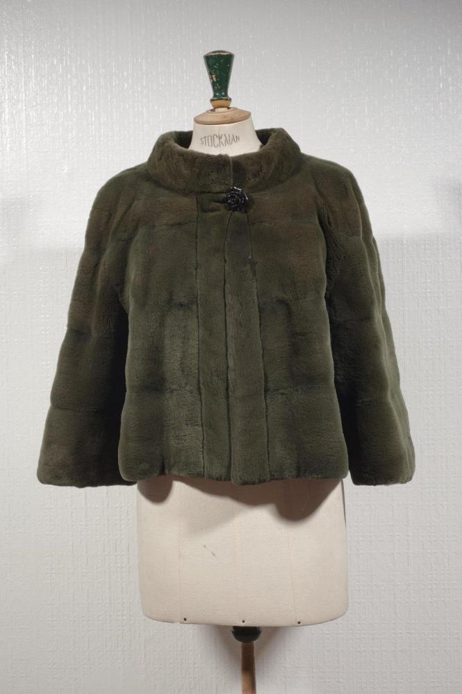 G. FISCHELIS

Veste courte en Vison femelle éjaré vert, travail horizontal, petit col, simple boutonnage à un bouton