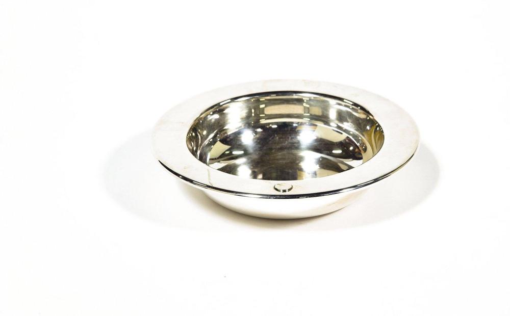 HERMES Paris made in France

Coupelle en métal argenté, rebord plat réhaussé d’un clou de sellle D:11 cm