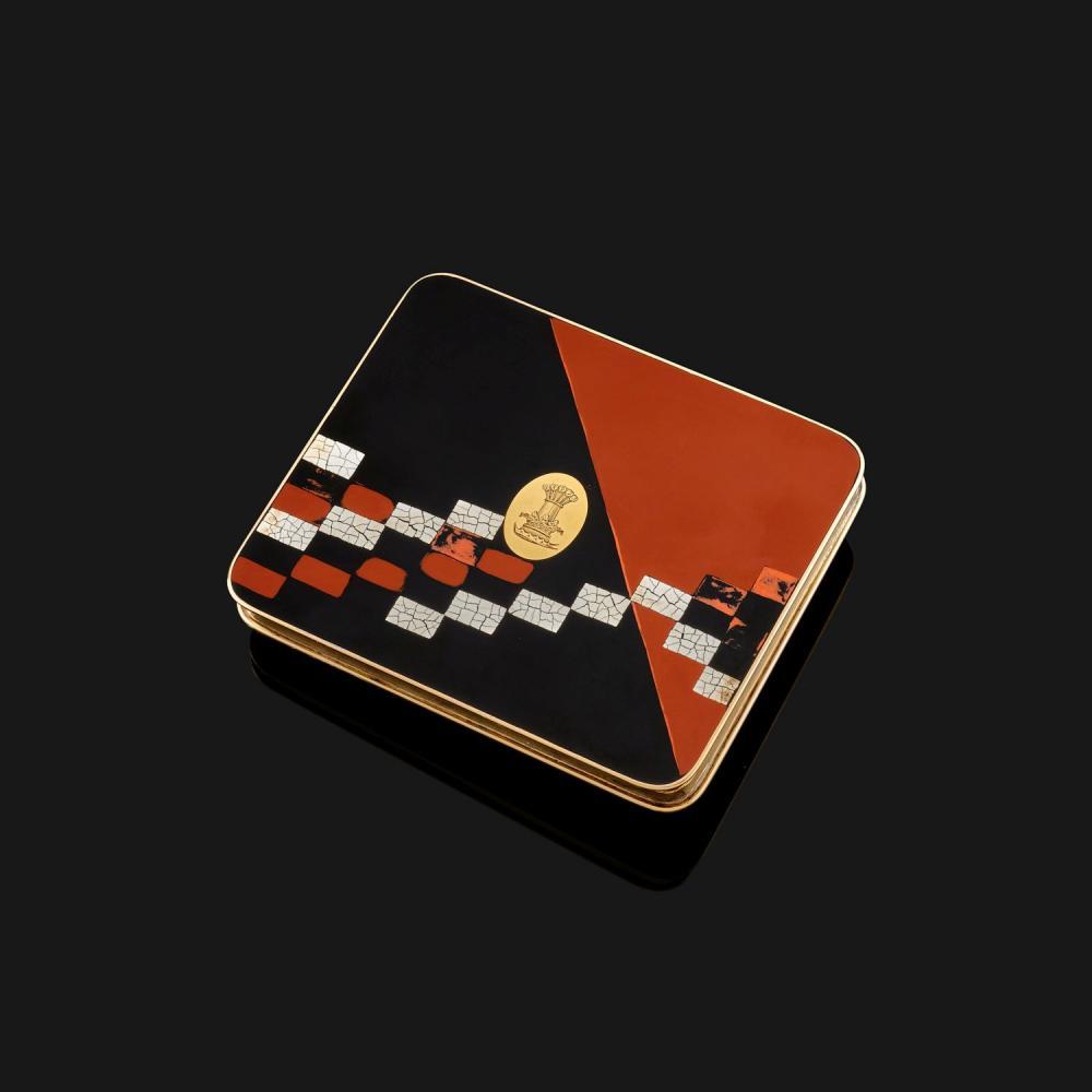 Description
KELLER - ANNÉES 1925
ETUI A CIGARETTES LAQUE MULTICOLORE ET COQUILLE D’OEUF
Etui à cigarettes de forme rectangulaire en argent et or 18K (poinçon mixte), à décor géométrique sur les 2 faces en laque noire, rouge brique et coquille d’œuf. Le couvercle porte dans un écusson en or jaune 18K les armoiries du duc d’Hastings. Intérieur en vermeil. Signé Gustave KELLER. Poinçon mixte et poinçon de maitre de Boulon et Taragnat.
Poids brut : 158,51 gr. (légères usures).
Dimensions : 9,9 cm X 8,1cm X 1,1 cm.


A multicolor lacquer, eggshell lacquer, silver and 18K gold by Keller, circa 1925. Boulon et Taragnat master’s mark. French assay mark (mixed mark for silver and gold).
Gross weight : 158,51 gr.
Dimensions : 9,9 x 8,1 x 1,1 cm.