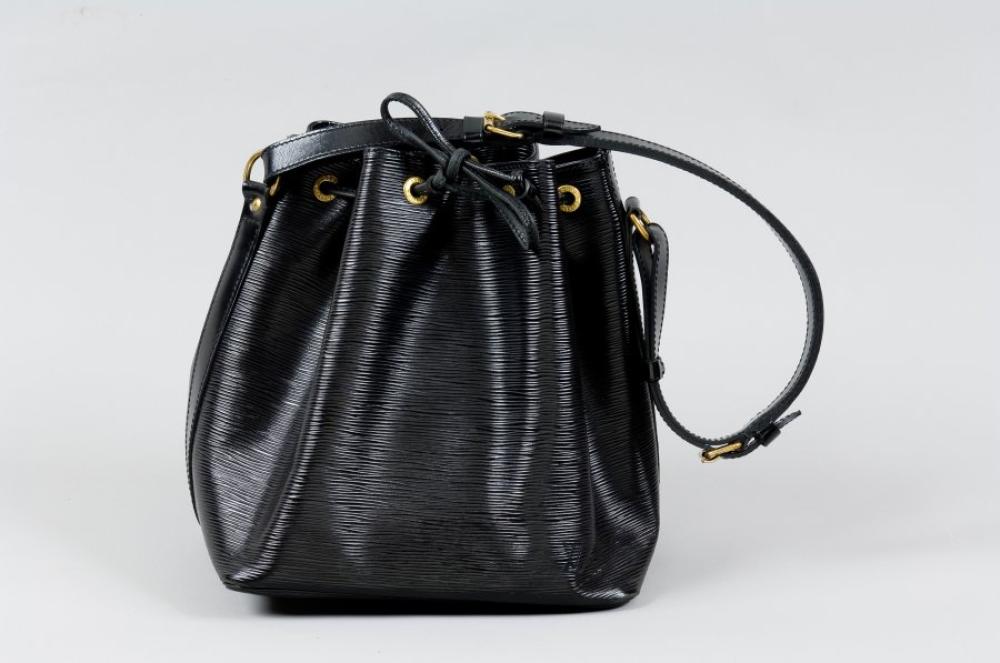 Louis VUITTON

Sac "petit Noé" en cuir épi noir, fermeture lien, anse bandoulière