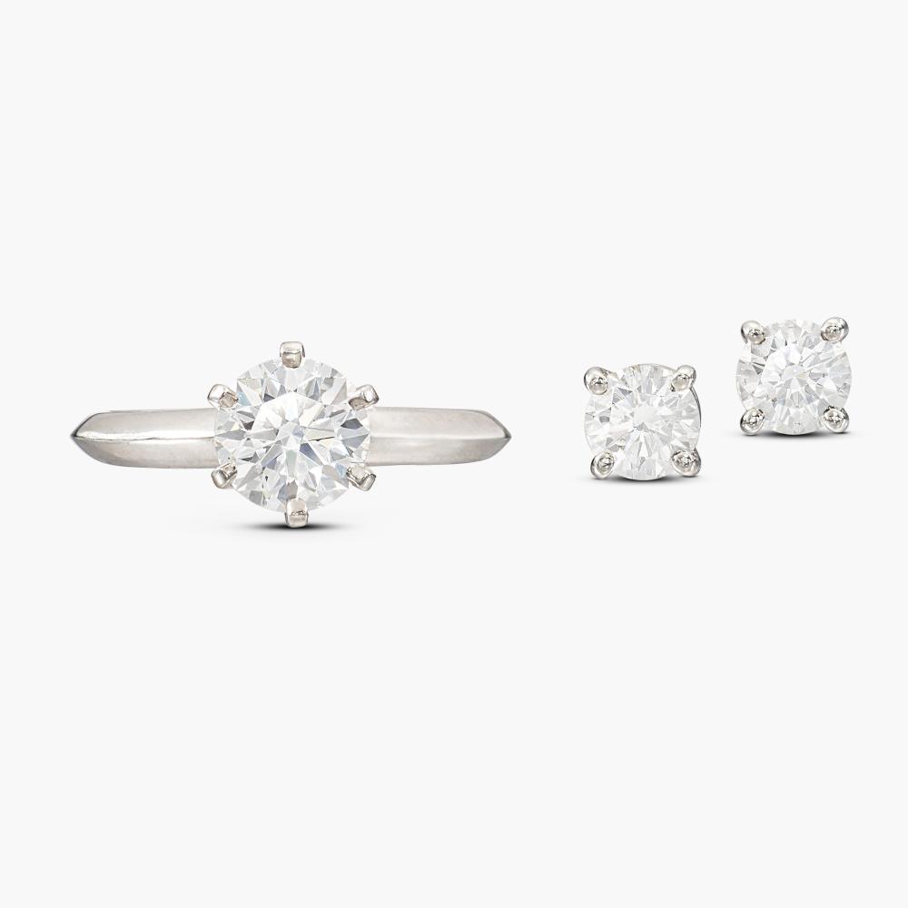 Tiffany & Co.

Comprising: ring set with a brilliant-cut diamond, and a pair of earrings en suite.